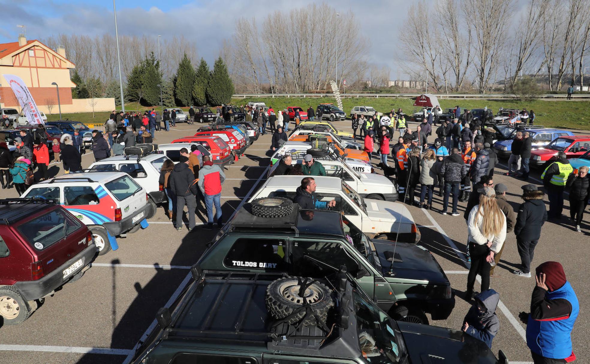 Concenmtración de coches Panda en el aparcamiento del polideportivo Adolfo Nicolás de Villamuriel. 