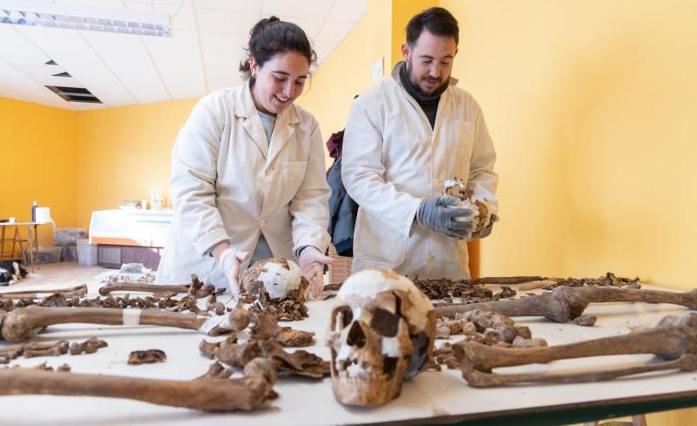 Trabajos de limpieza y reconstrucción de los restos rescatados de las fosas de El Carmen. 