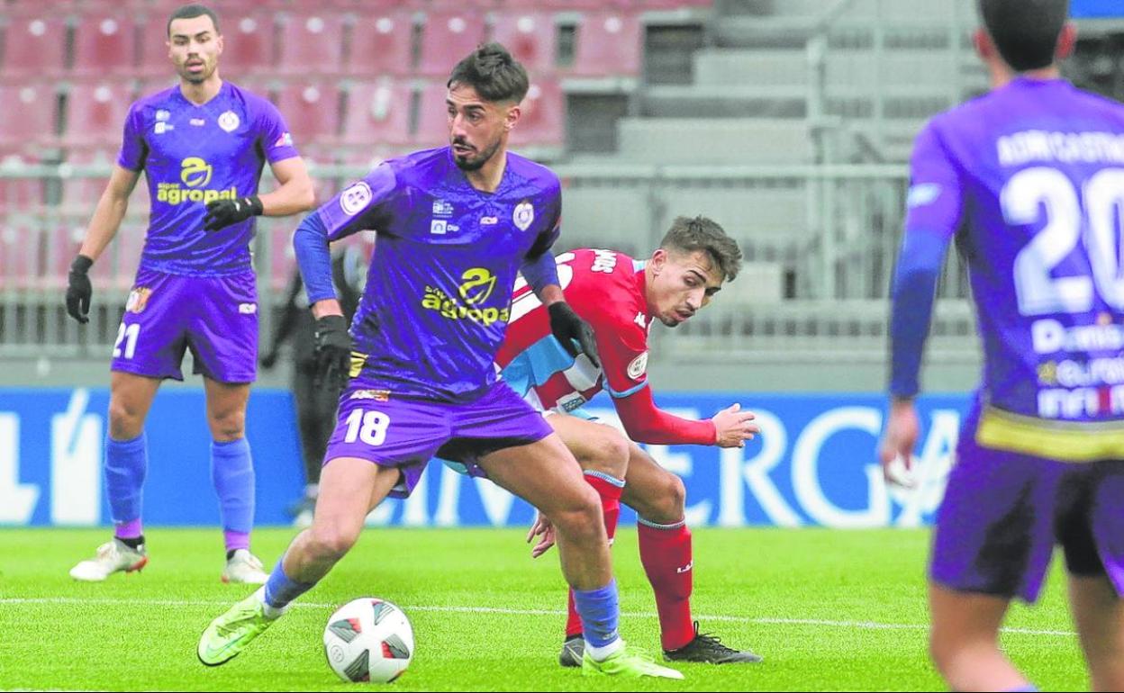 Ale Hernández, autor del único gol palentino, protege el balón ante un rival del filial lucense.