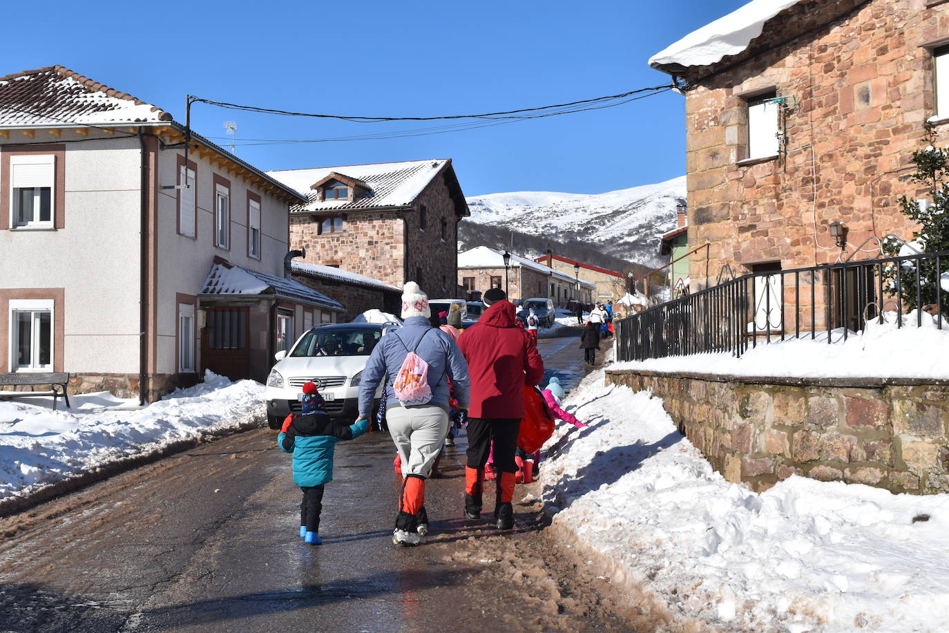 Cientos de familias disfrutan de una jornada blanca con los más pequeños en la Montaña Palentina
