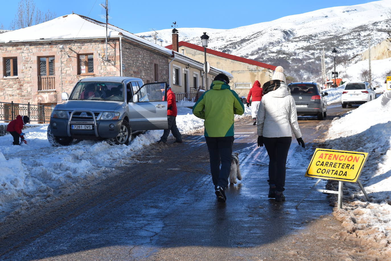 Cientos de familias disfrutan de una jornada blanca con los más pequeños en la Montaña Palentina