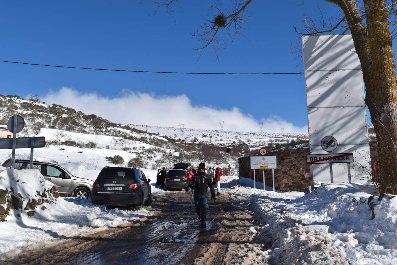 Cientos de familias disfrutan de una jornada blanca con los más pequeños en la Montaña Palentina