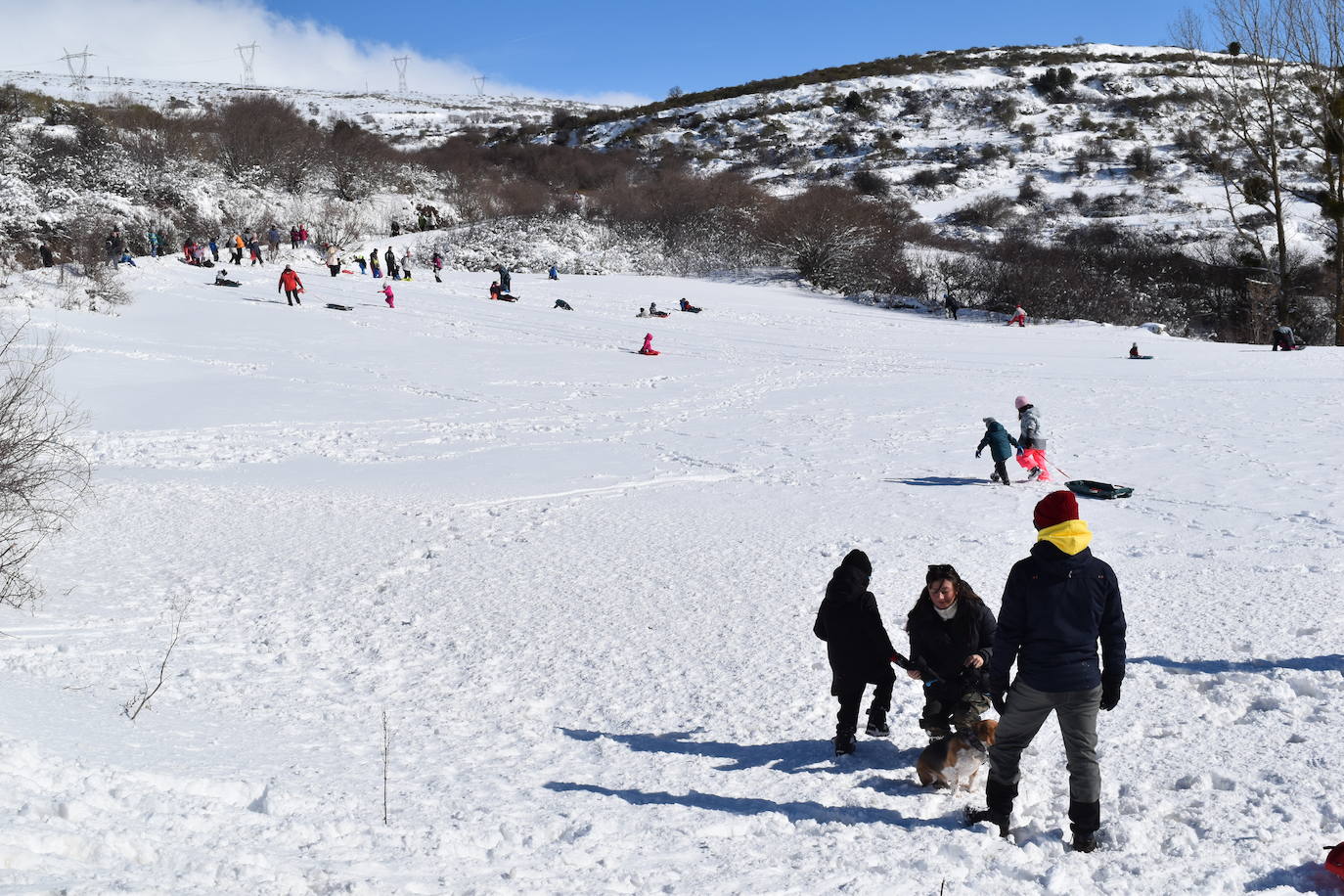 Cientos de familias disfrutan de una jornada blanca con los más pequeños en la Montaña Palentina