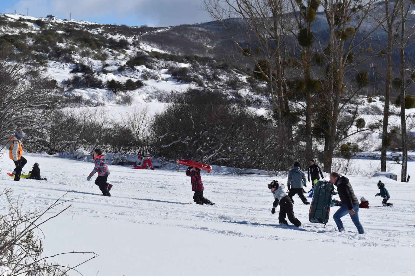 Cientos de familias disfrutan de una jornada blanca con los más pequeños en la Montaña Palentina