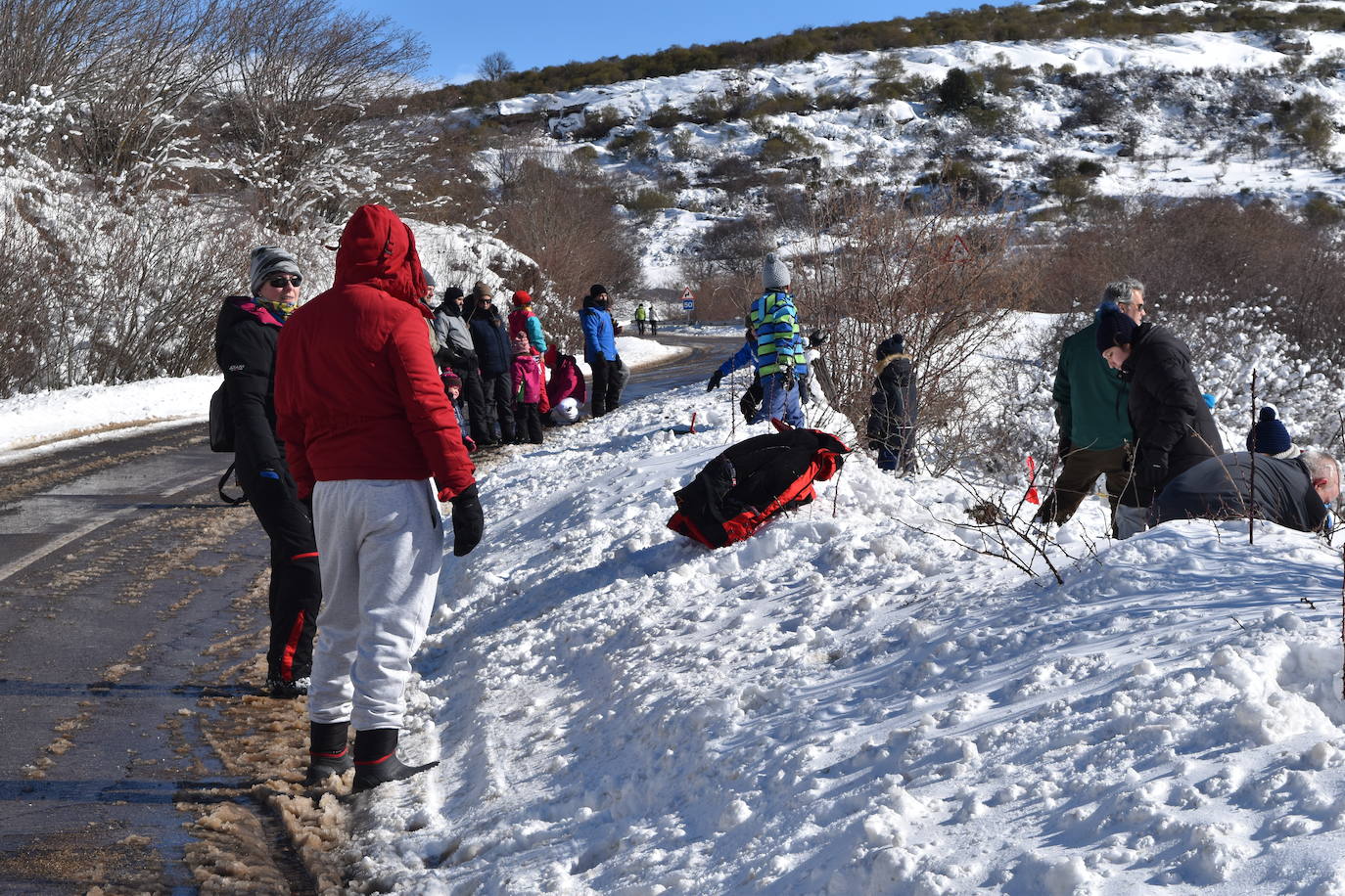 Cientos de familias disfrutan de una jornada blanca con los más pequeños en la Montaña Palentina