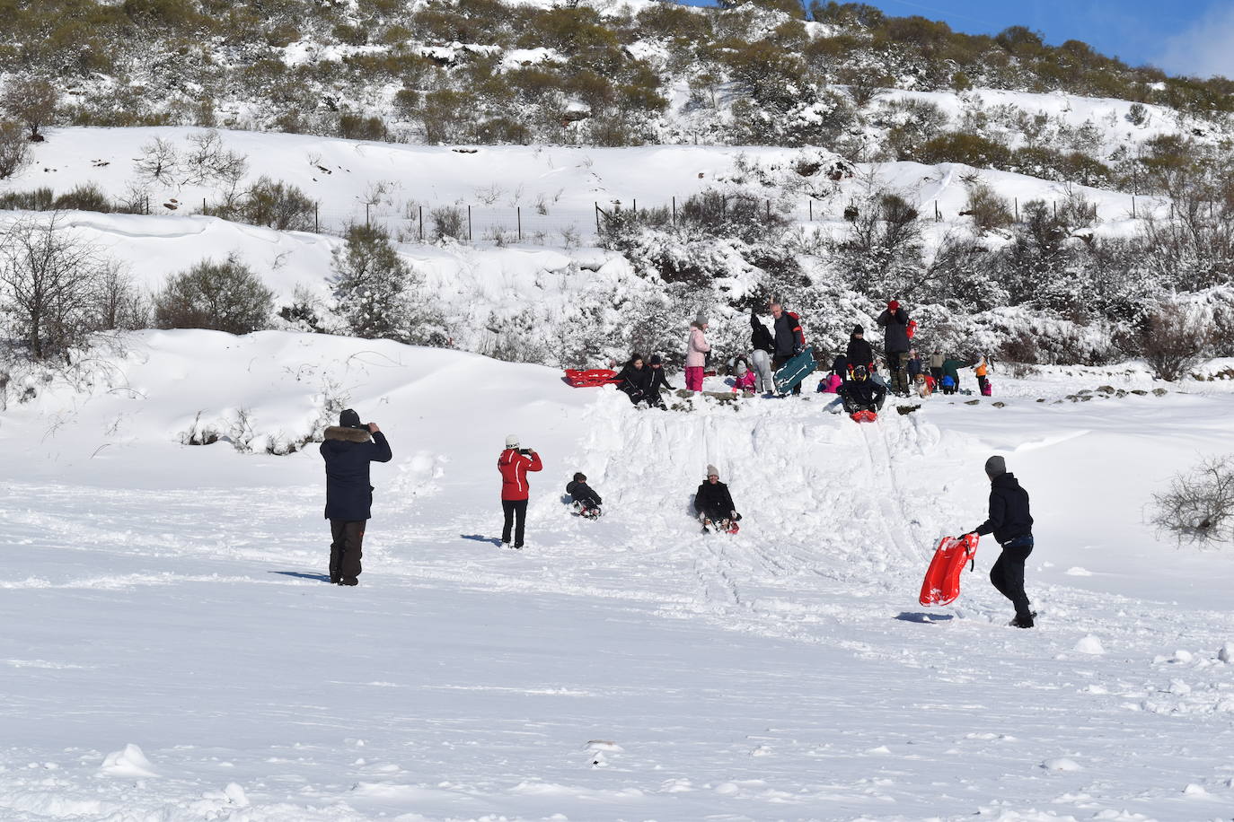Cientos de familias disfrutan de una jornada blanca con los más pequeños en la Montaña Palentina