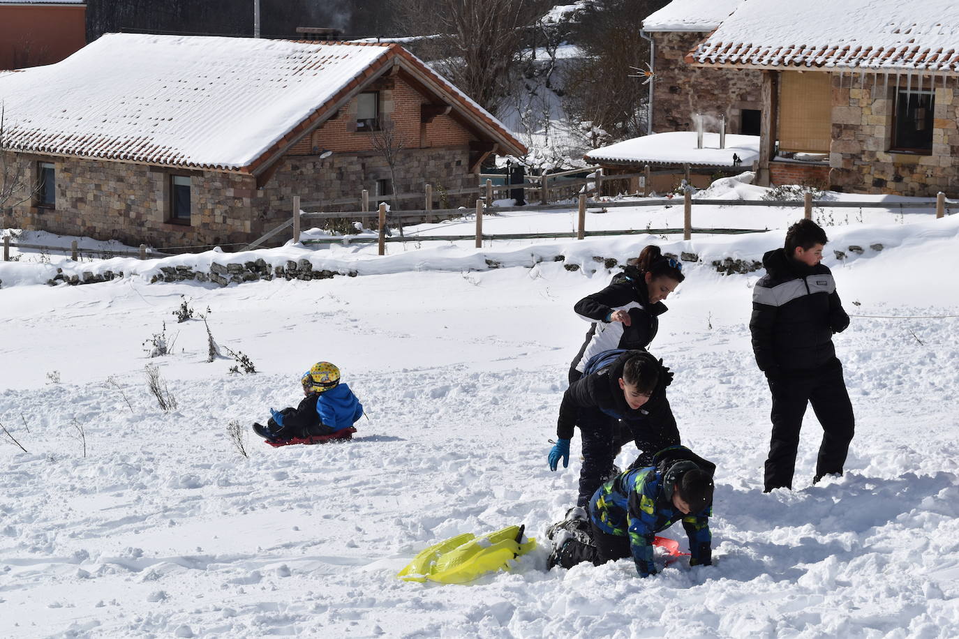 Cientos de familias disfrutan de una jornada blanca con los más pequeños en la Montaña Palentina