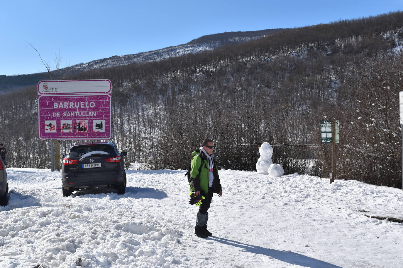 Cientos de familias disfrutan de una jornada blanca con los más pequeños en la Montaña Palentina