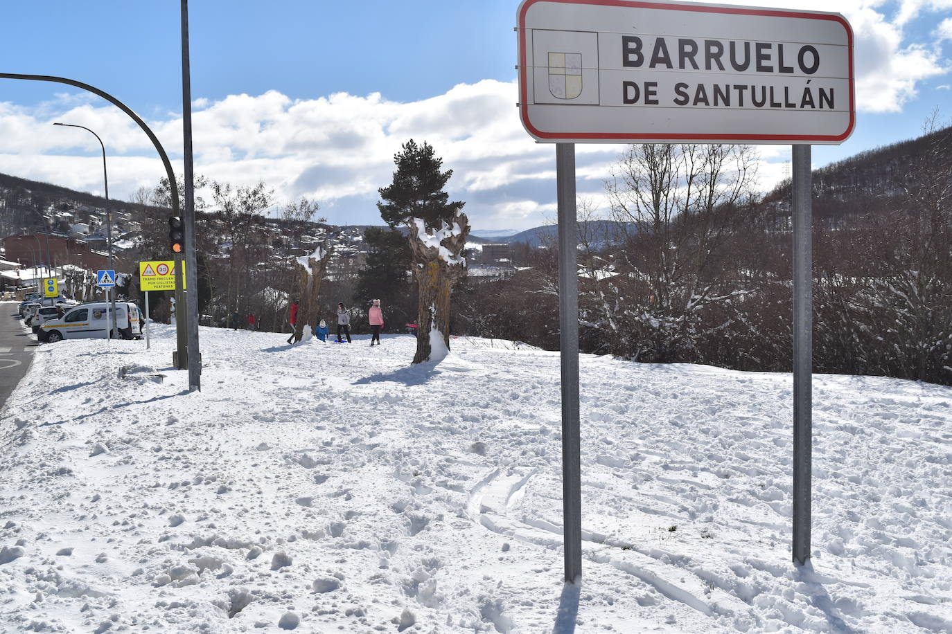 Cientos de familias disfrutan de una jornada blanca con los más pequeños en la Montaña Palentina