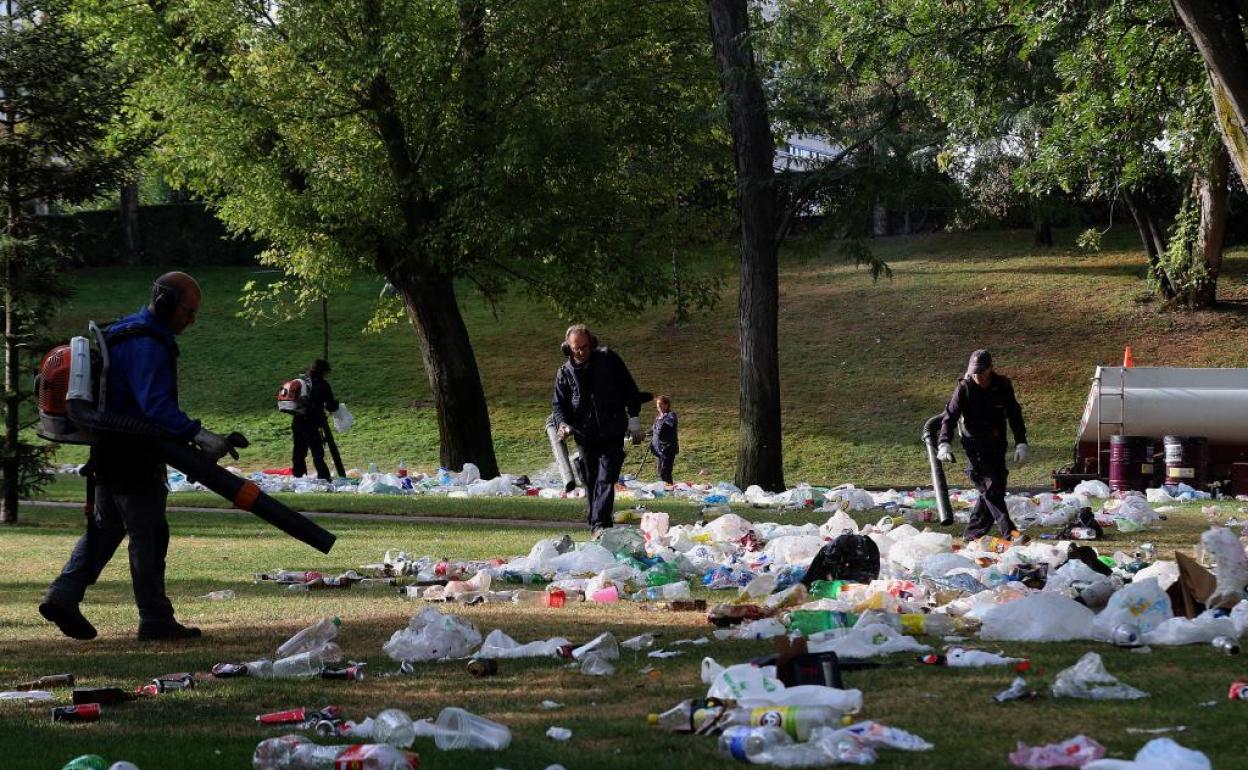 Empleados municipales limpian la zona de las Moreras durante la celebración de unas fiestas de Valladolid. 