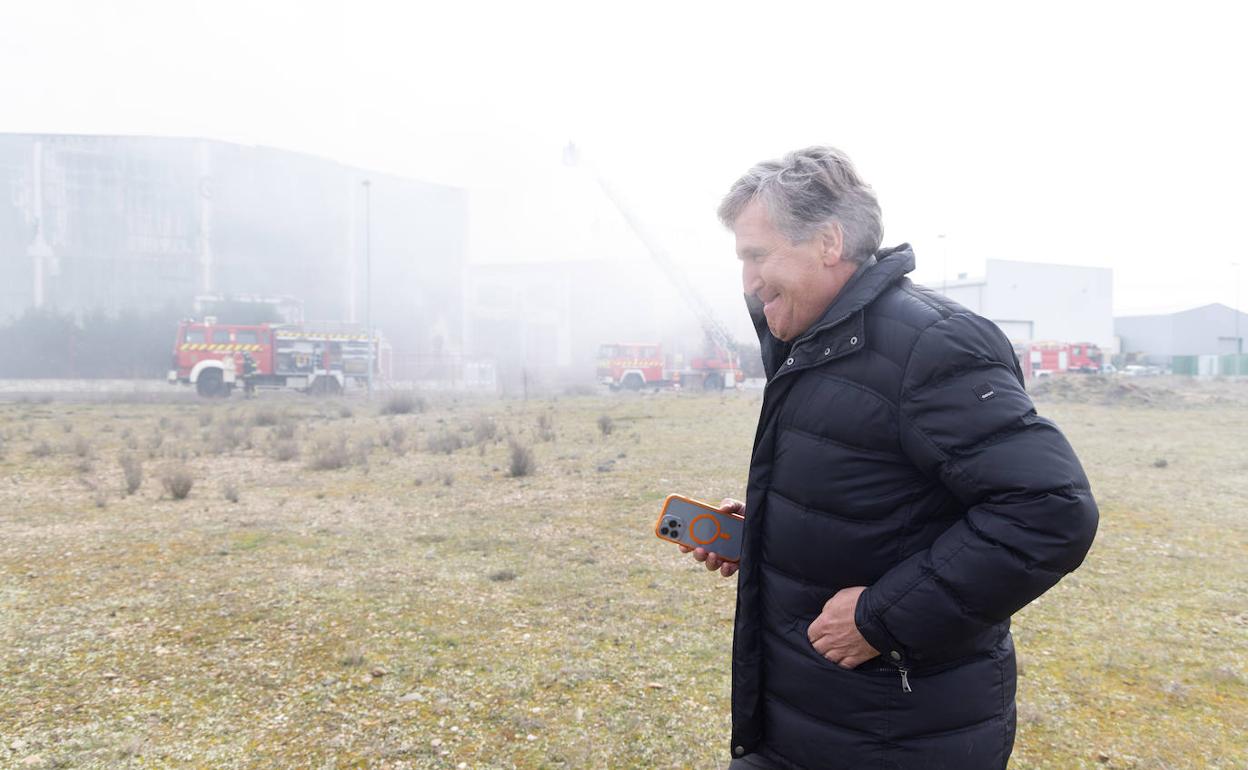 Alfonso Jiménez, presidente de Cascajares ante la fábrica tras el incendio.