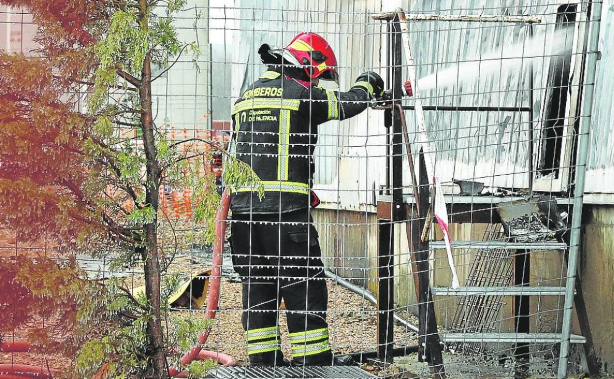 Un bombero voluntario, el jueves en Cascajares. 