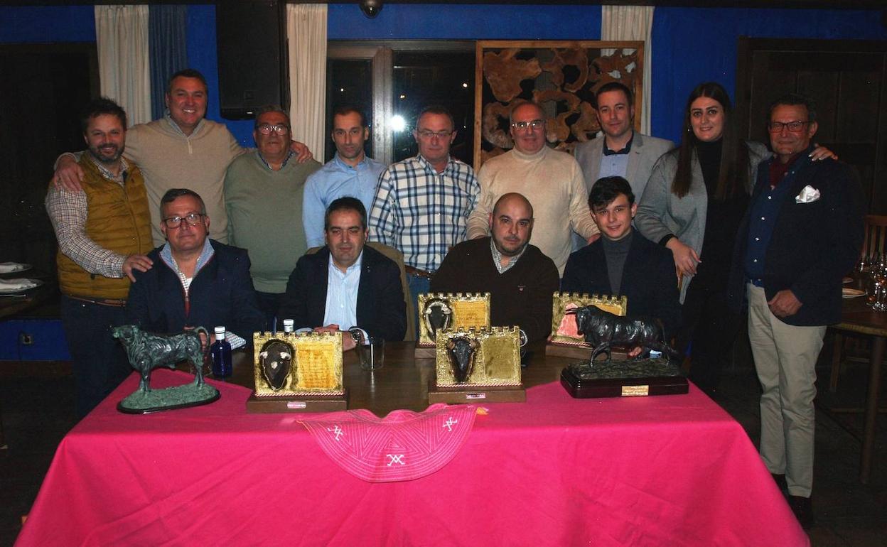 Miembros de la Asociación Taurina Amigos de los Encierros de Olmedo con los premiados. 