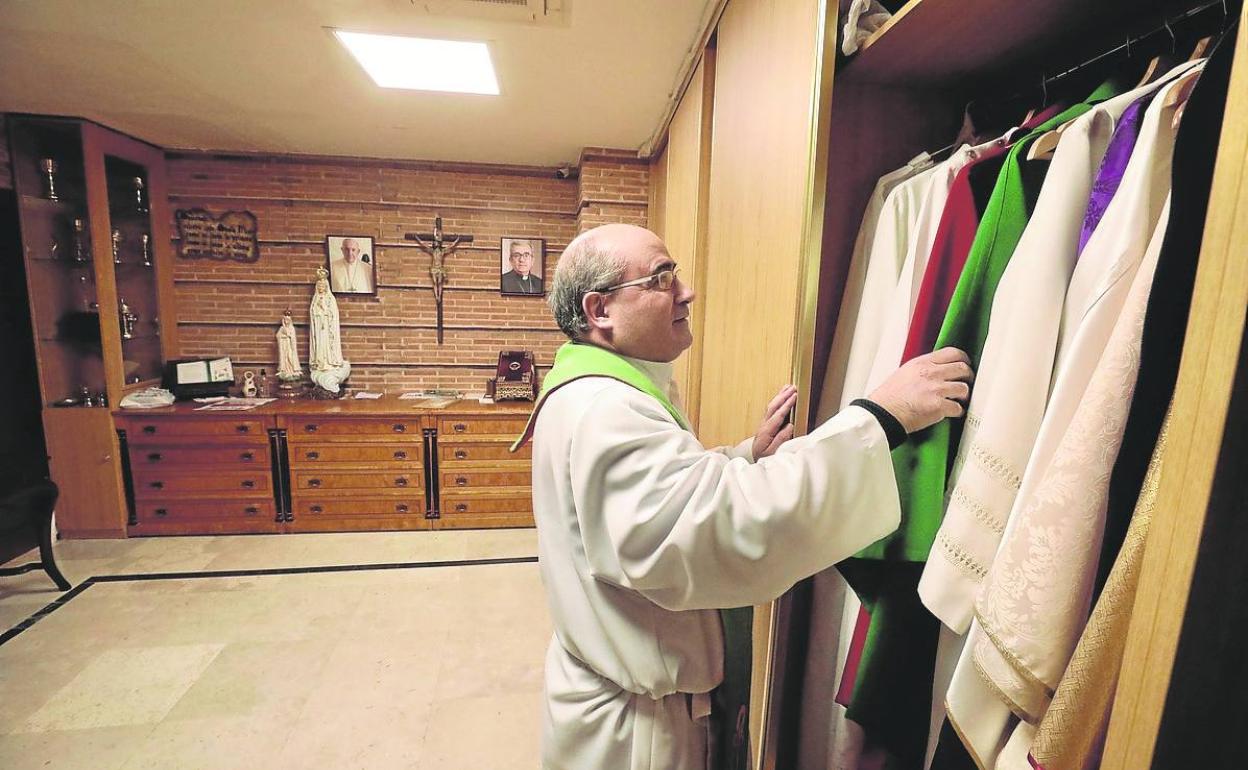 Un sacerdote en la sacristía reformada de la parroquia de San Lorenzo. 