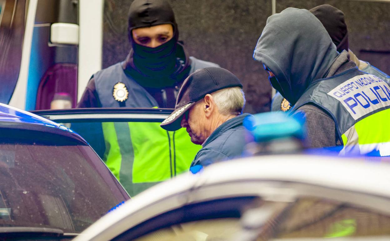 Detención del hombre de 74 años que enviaba cartas con material pirotécnico desde Miranda de Ebro. 