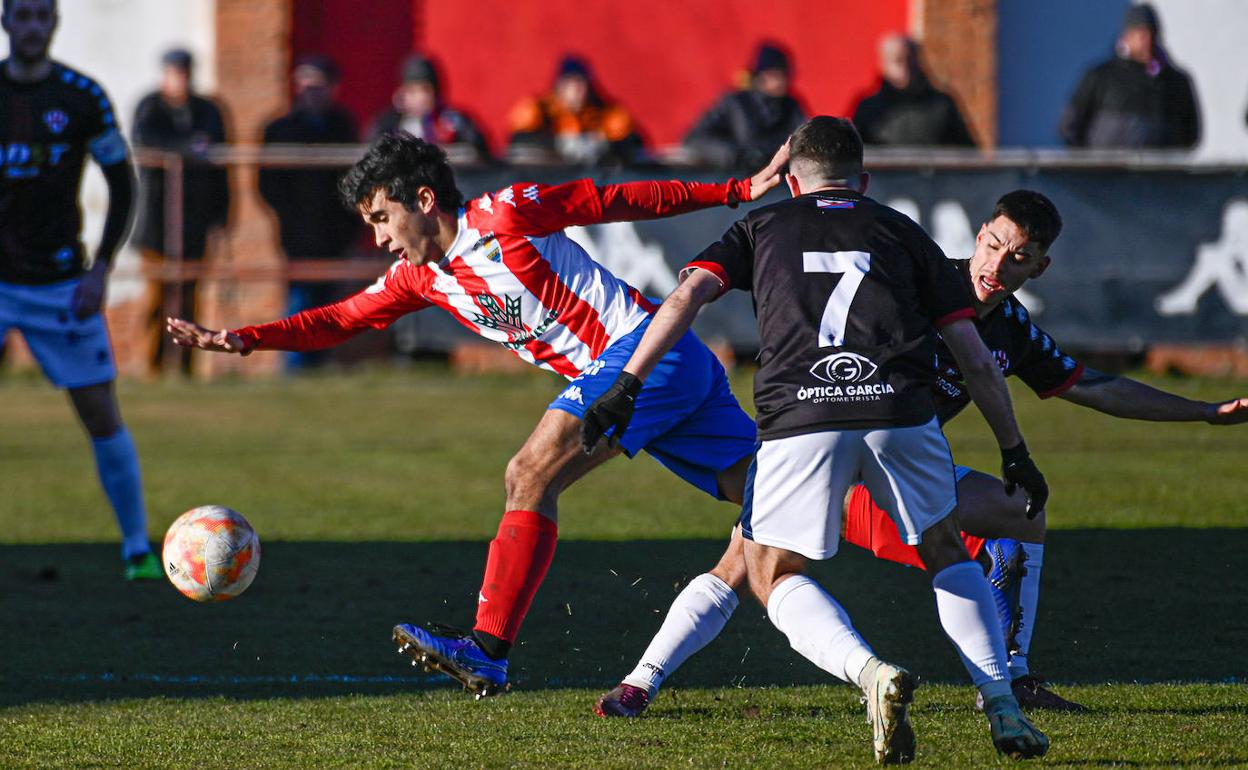 Un jugador del Tordesillas pierde el equilibrio al intentar controlar un balón. 