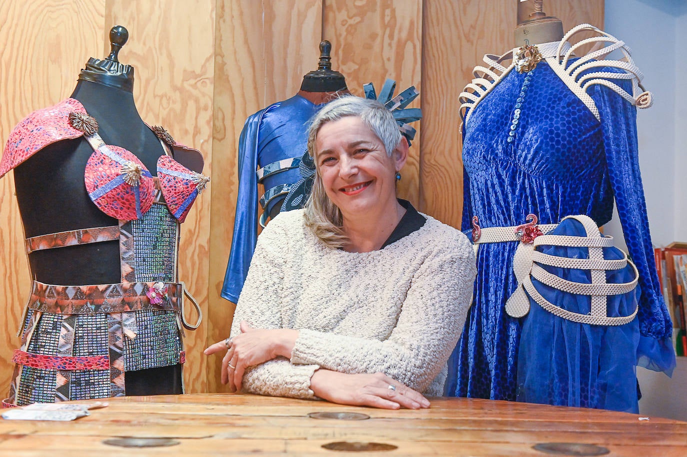 Cristina Urdiales, con los trajes expuestos en Gondomatik. 