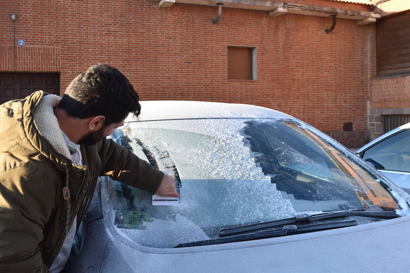 El frío de de la Montaña Palentina se deja notar en coches y charcos a primera hora de la mañana. 