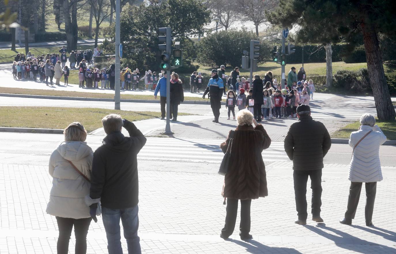 Marcha solidaria por el Día de la Paz de alumnos del colegio Martín Baró de Parquesol al Centro cultural Miguel Delibes.