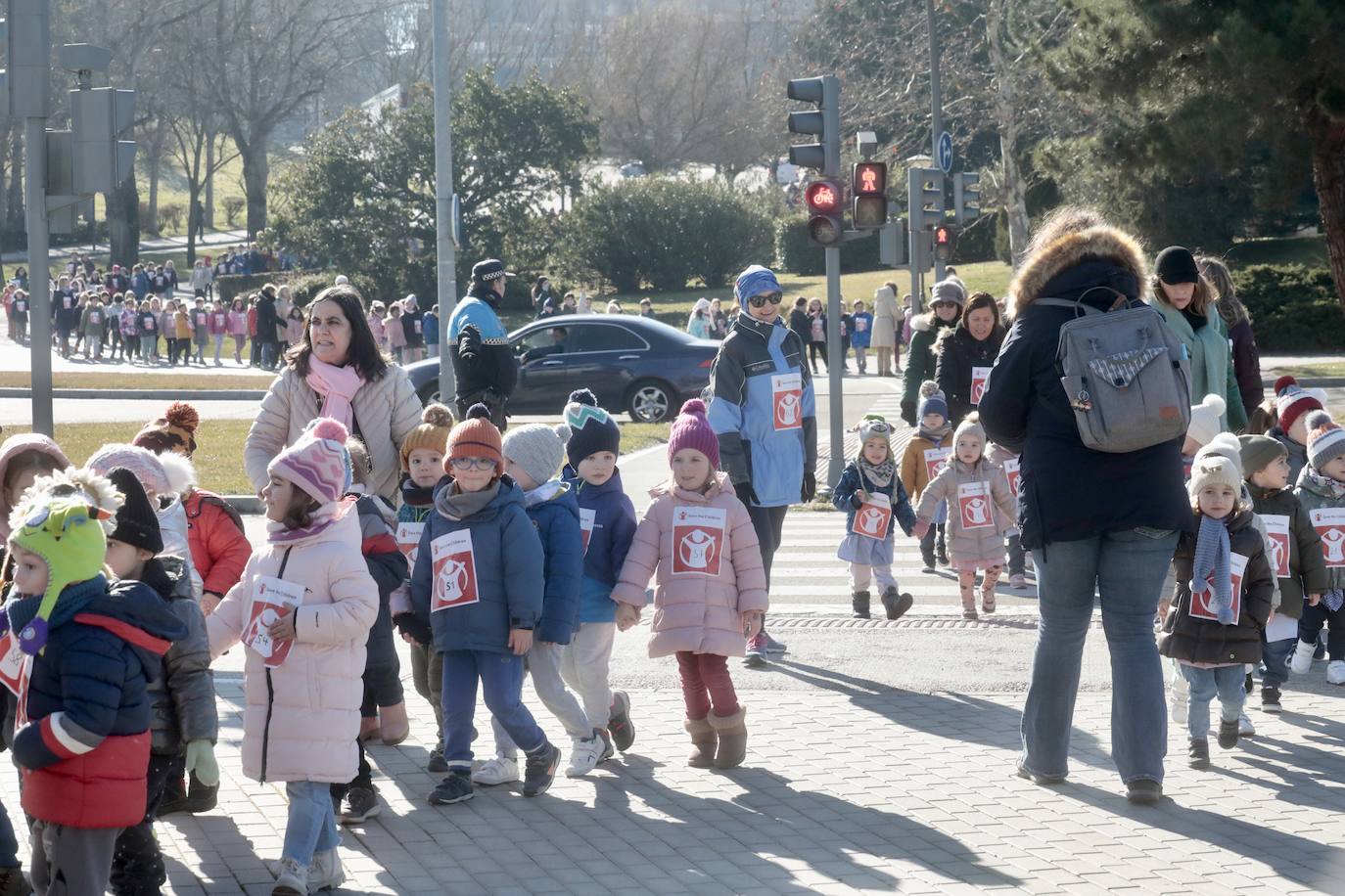 Marcha solidaria por el Día de la Paz de alumnos del colegio Martín Baró de Parquesol al Centro cultural Miguel Delibes.