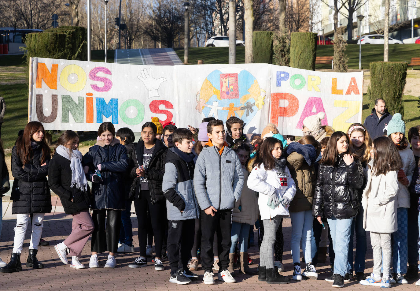 Varios niños y niñas del IES Parquesol sostienen pancartas para conmemorar el Día Mundial de la Paz.