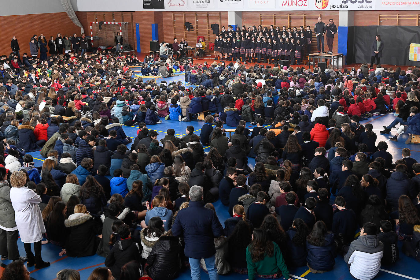 Coro de los alumnos del colegio San José celebra el Día de la Paz.