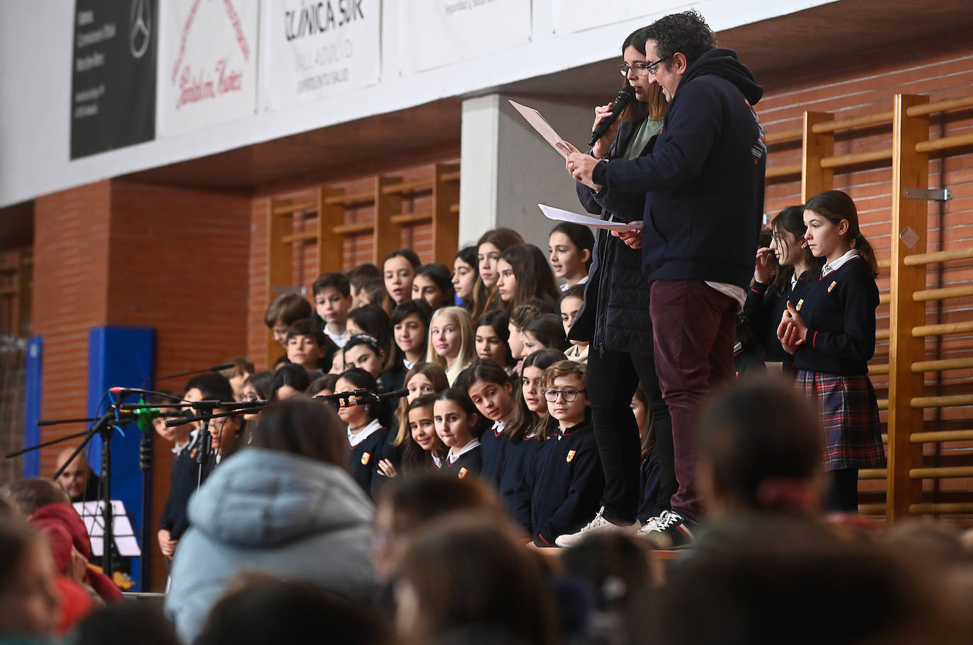 Coro de los alumnos del colegio San José celebra el Día de la Paz.