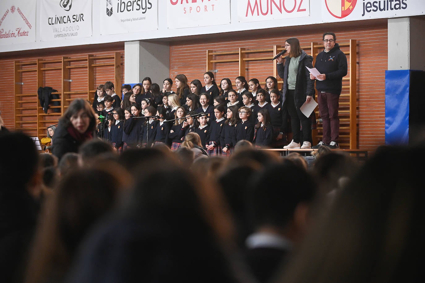 Coro de los alumnos del colegio San José celebra el Día de la Paz.