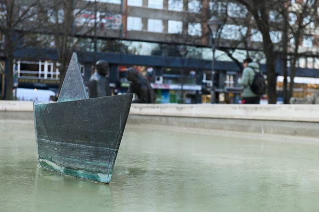 Por causa de las heladas una capa de hielo cubre el agua de la fuente de la Plaza de Poniente.