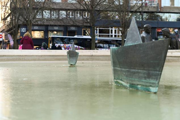 Una fina capa de hielo recubre la fuente de Plaza de Poniente.