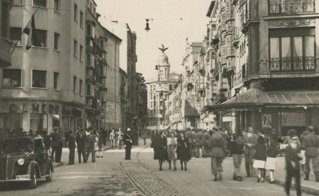 Imagen principal - Arriba, la calle Santiago, con Almacenes Olmedo a la izquierda, a mediados de los años cuarenta de 1900. Juan Cot y José Olmedo. A la derecha, Ana Cot Jolín, nieta de Juan Cot., cofundador de Almacenes Olmedo en Valladolid.