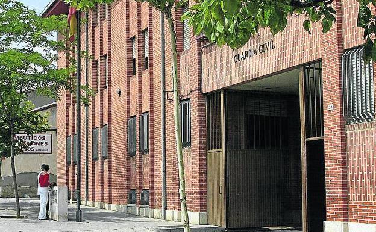 Cuartel de la Guardia Civil de Tordesillas, donde acudió la agresora tras apuñalar a su marido.