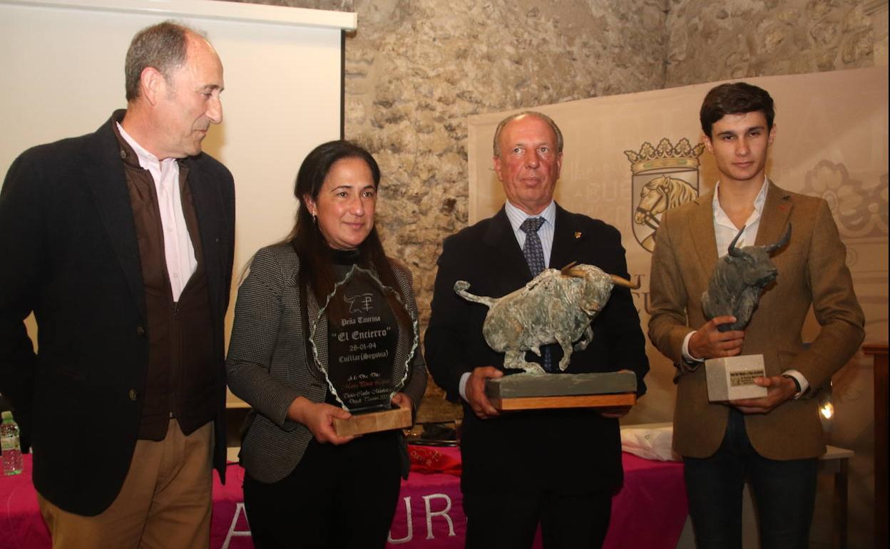 Marta Pérez, José Cebada y Manuel Diosleguarde, junto al presidente de la peña El Encierro.