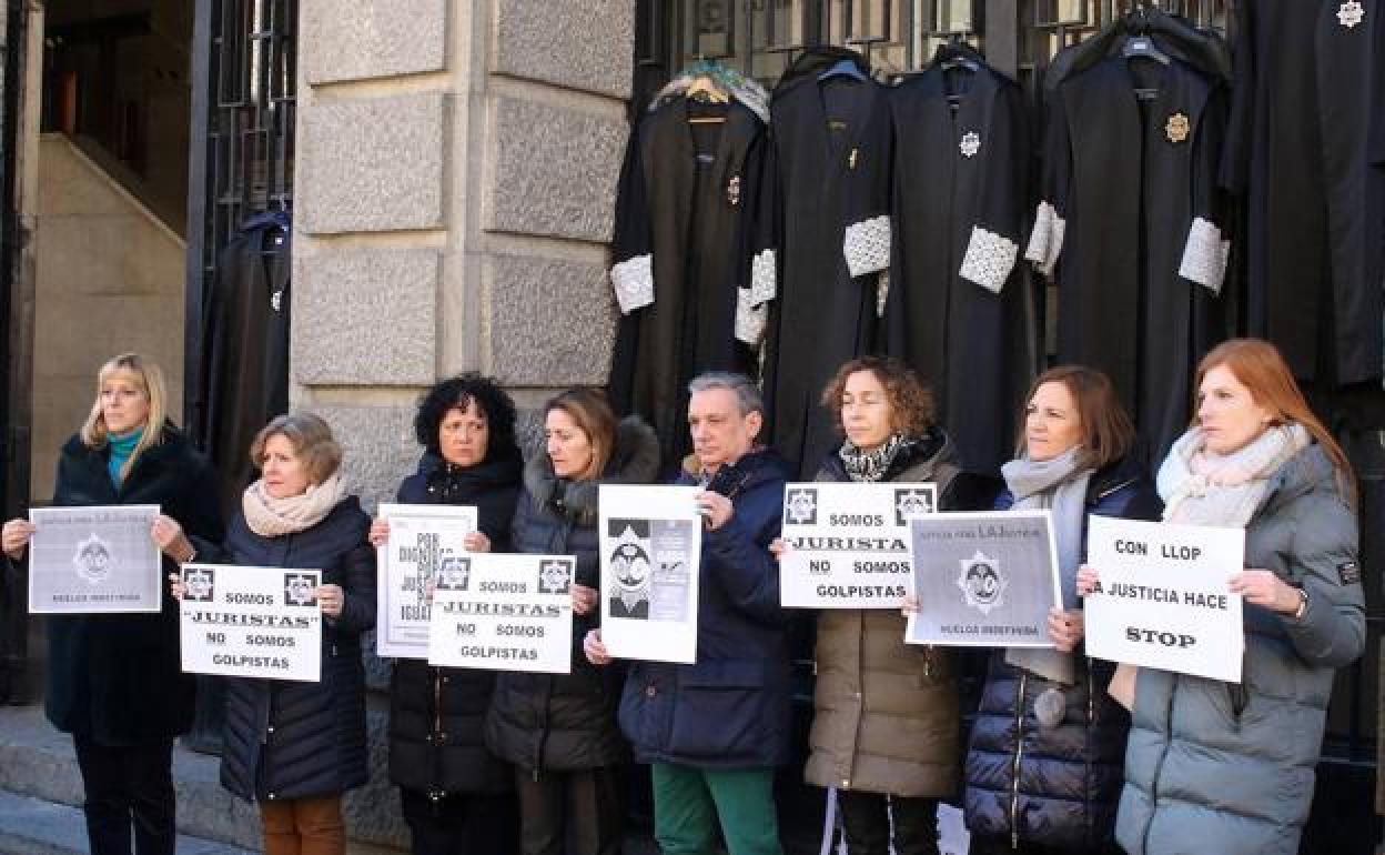 Letrados segovianos protestan ante el Palacio de Justicia, con sus togas colgadas en las puertas. 