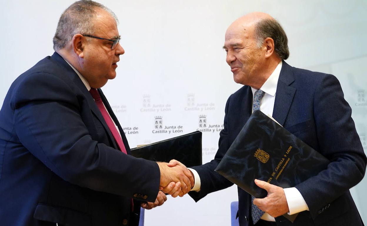 El consejero de Sanidad, Alejandro Vázquez, y el presidente de la Cesm, José Luis Díaz Villarig, se dan la mano tras firmar el acuerdo. 