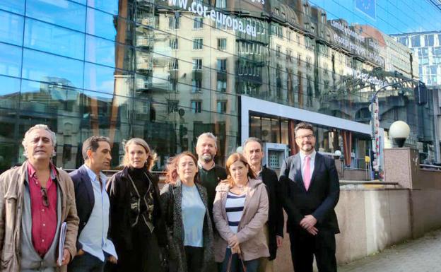 Representantes de la CEOE, CC OO y UGT, en su viaje a Bruselas para informar del conflicto con la Consejería de Empleo. 