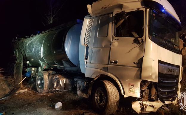 El camión sufrió un accidente y quedó volcado.