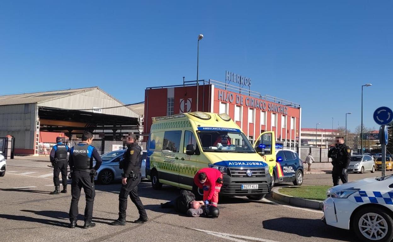 Momento en el que el motorista es atendido por los servicios sanitarios. 