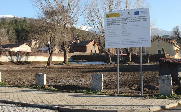 Terreno de Valsaín en el que han comenzado los trabajos para la creación de un aparcamiento disuasorio. 