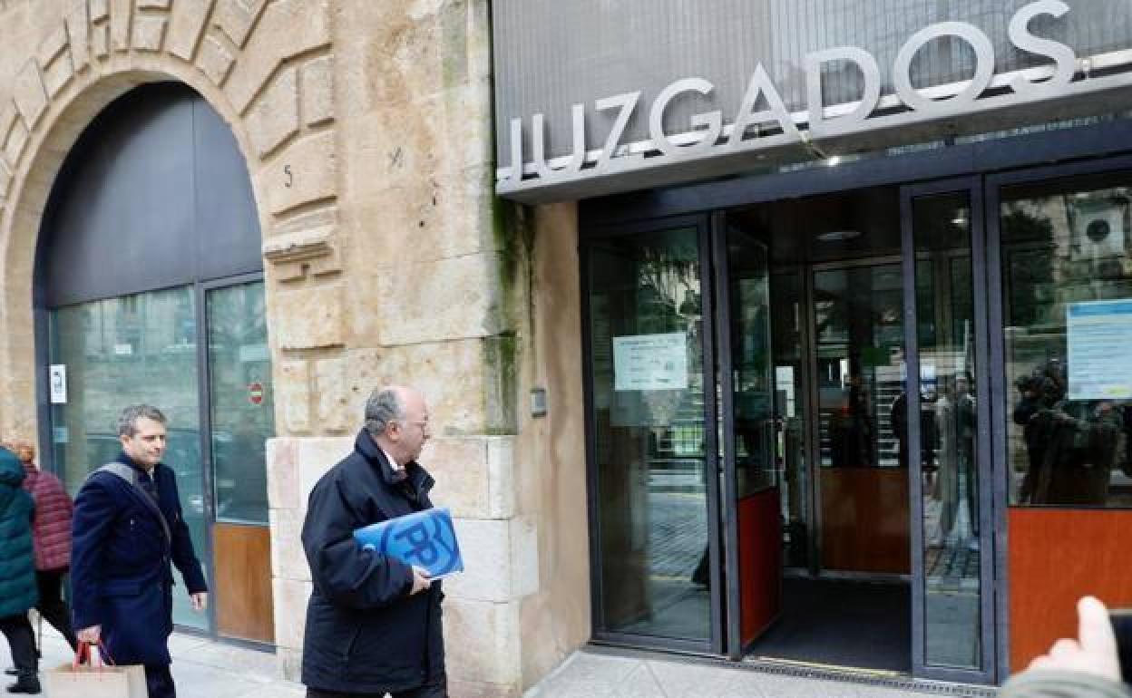 Miembros de los servicios jurídicos del PP a su llegada a los juzgados de Salamanca.