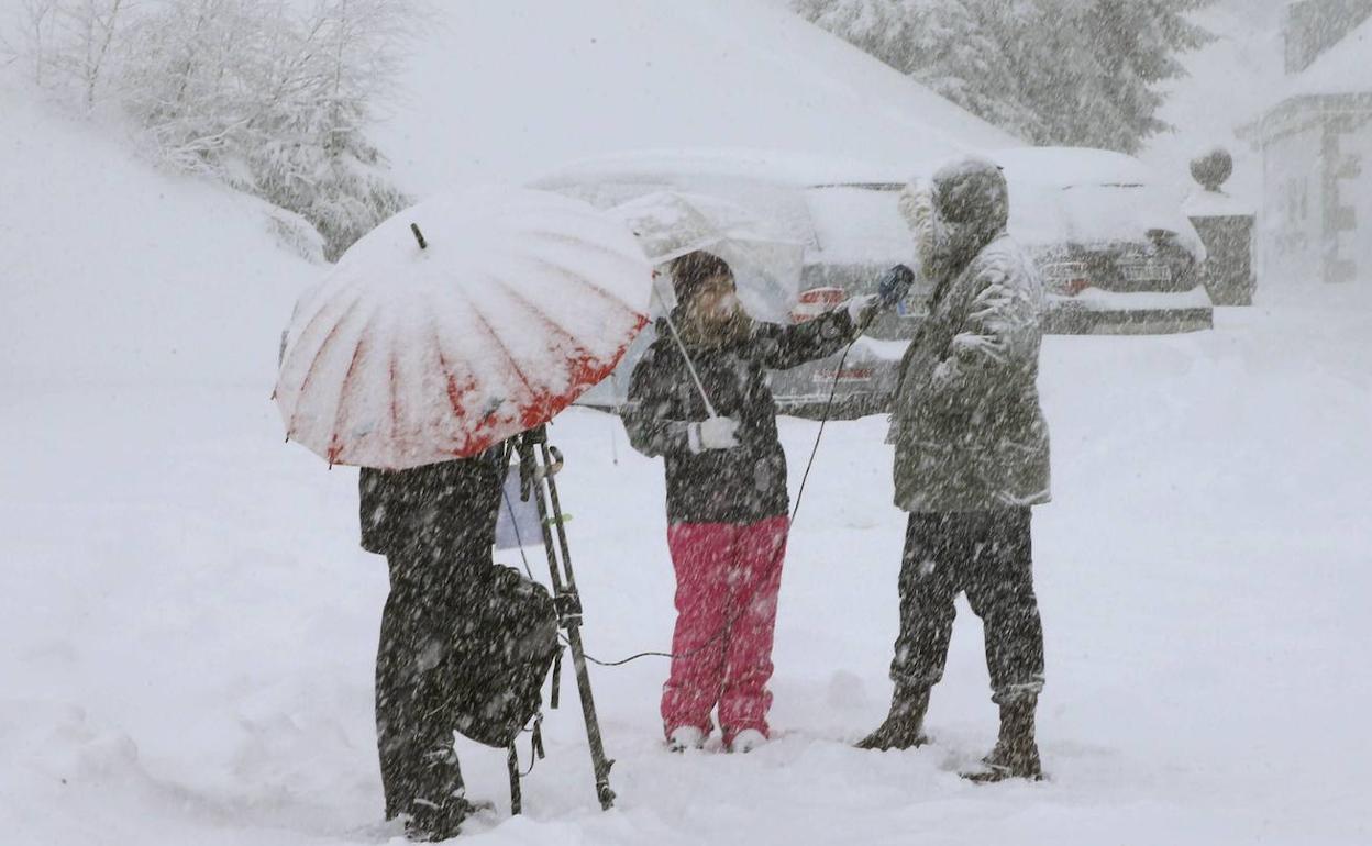 Cobertura televisiva en una nevada. 