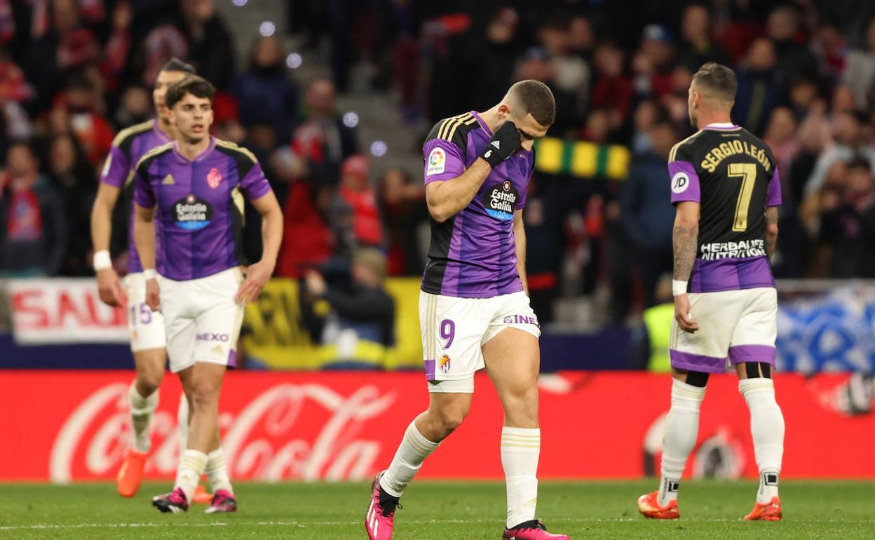 Weissman se lamenta en el último partido con la camiseta del Valladolid, jugado en el Metropolitano. 