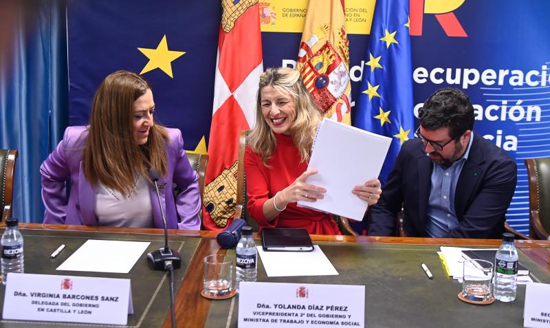 Yolanda Díaz, en el centro, esta mañana en Valladolid.