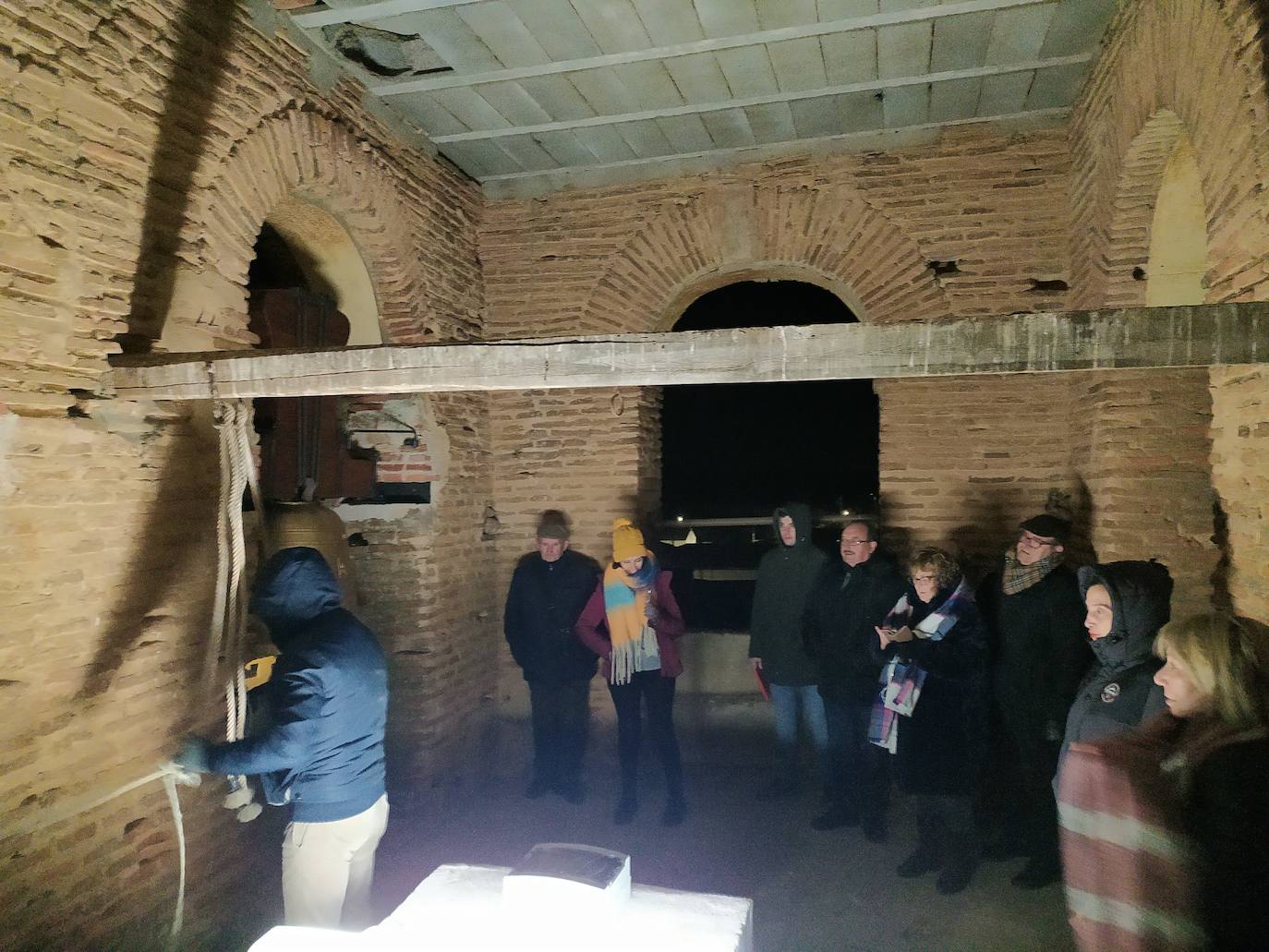 Un vecino de Santa Eufemia del Arroyo haciendo sonar las campanas.