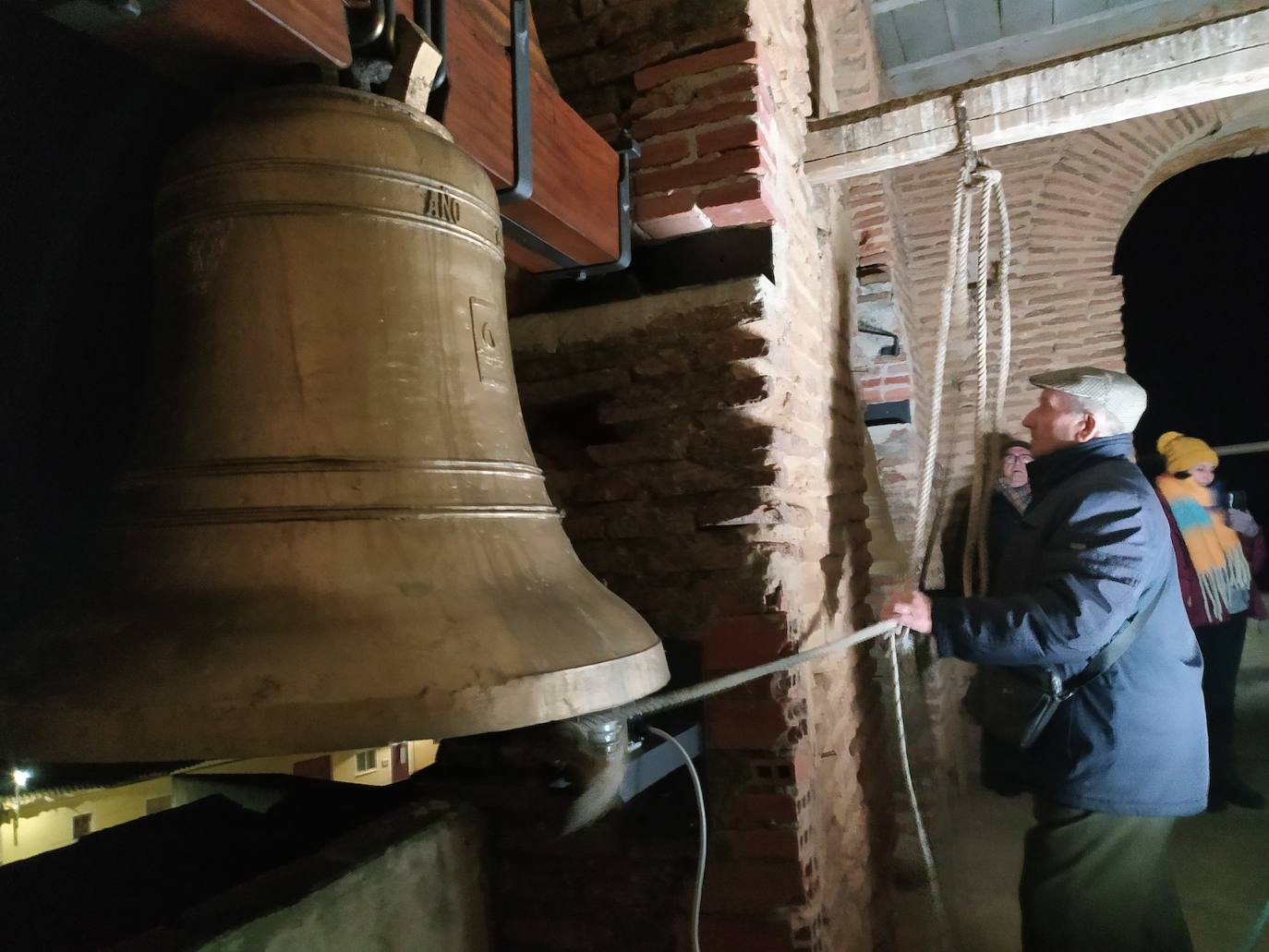 Un vecino de Santa Eufemia del Arroyo haciendo sonar las campanas.
