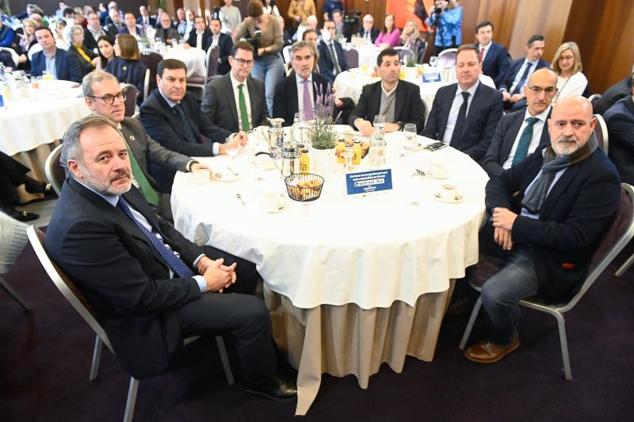 Ángel Ortiz, director de El Norte; Mariano Veganzones, consejero de Industria; Carlos Fernández Carriedo, consejero de Economía; Goyo Ezama, director general de El Norte; Iñaki Arechabaleta, presidente de El Norte; Paco Hevia (Gullón), Fernando Ponzán (Banco Sabadell), Noé Martín (Collosa) y Ximo Reig (MediaMarkt).