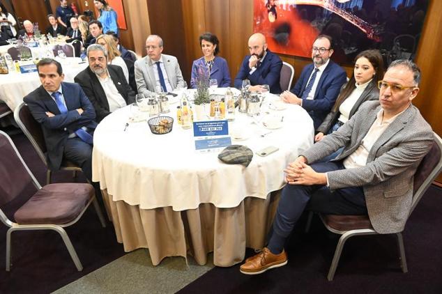 Augusto Cobos, Carlos Aganzo, Rubén Rodríguez, Marta Castaño, David Fermiñán, Franciso J. Merino, Angie Luna y Hugo Tasis.