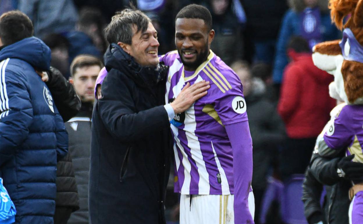 Pacheta felicita a Larin tras el gol del delantero al Valencia. 