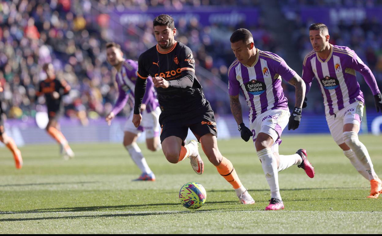 Darwin Machís avanza con el balón por su banda durante el partido frente al Valencia. 