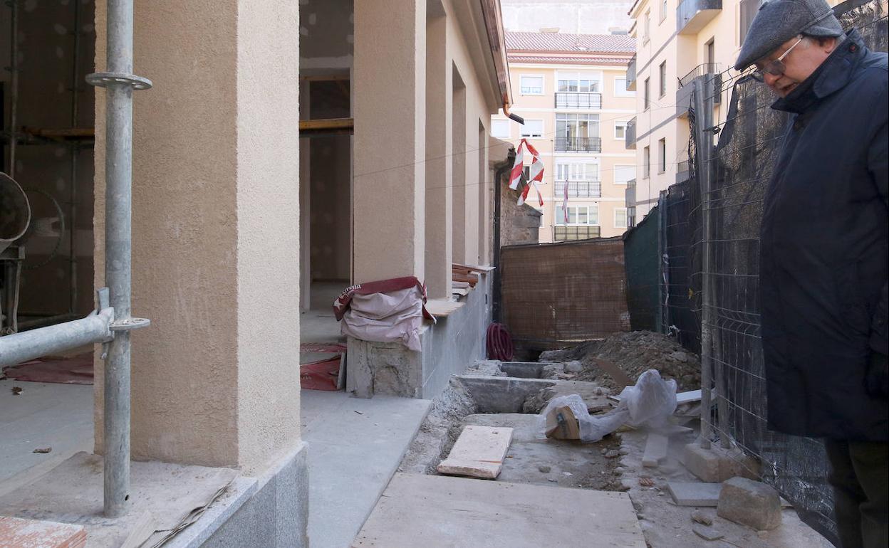 El sacerdote Mariano Sanz observa la zanja en la que han aparecido los vestigios.
